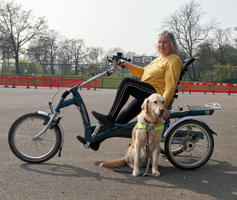 vrouw met hulphond en fiets_centre-for-ageing-better-dEphEJmxvGY-unsplash