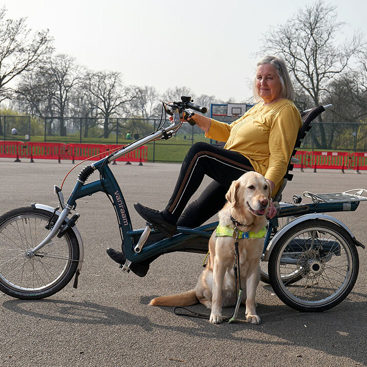 vrouw met hulphond en fiets_centre-for-ageing-better-dEphEJmxvGY-unsplash